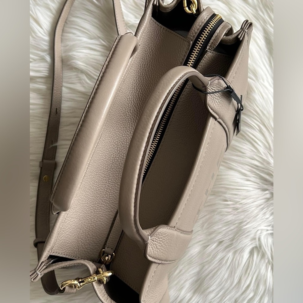 H004L01PF21 - Marc Jacobs The Leather Medium Tote Bag - Picture 6 of 16